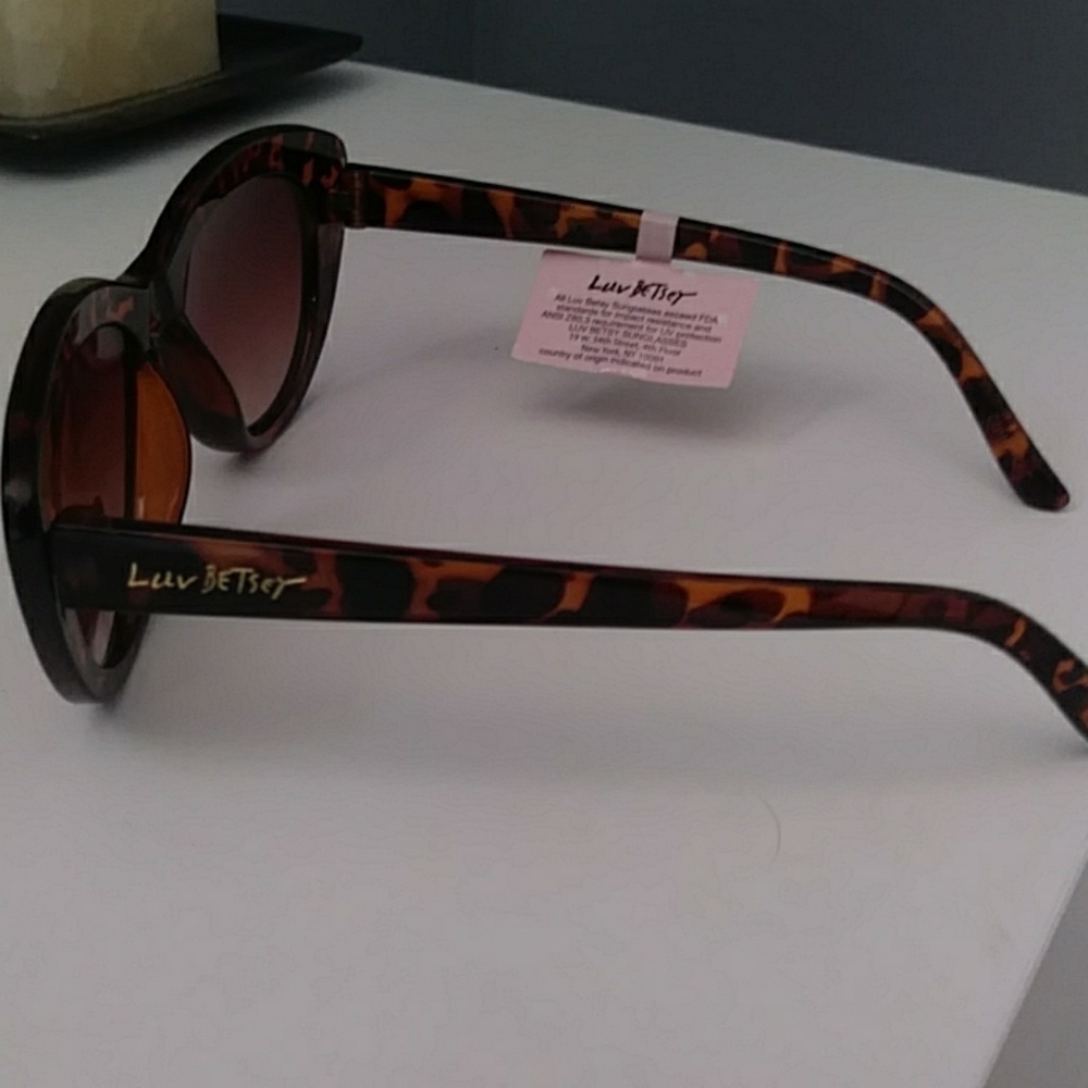❎SOLD❎NWT💋Betsey Johnson Sunglasses. - Picture 2 of 6